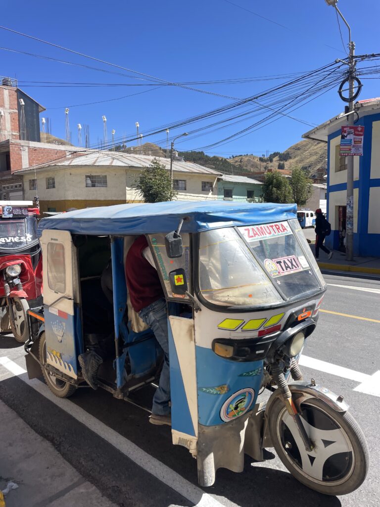 A blue TukTuk in Sicuani